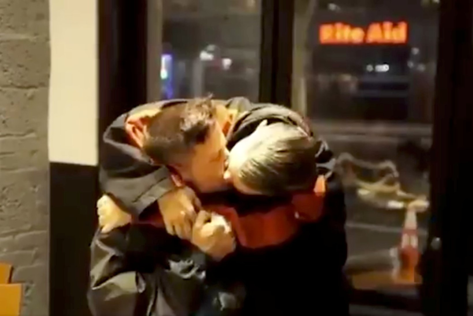 VIDEO | moelooja Marc Jacobs kihlus kiirtoidusööklas vinge šõu saatel