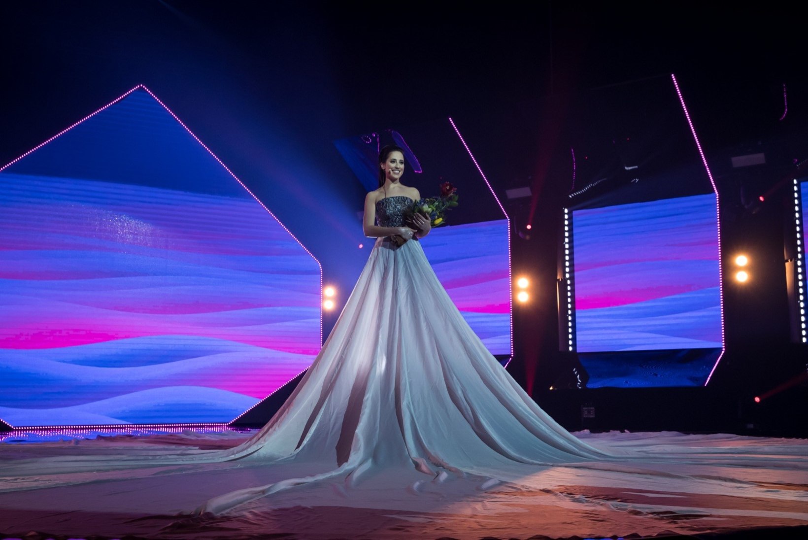 VIDEO | Normet ja Nechayeva otsivad eurokleidile rahastajaid: Eurovisionil näitavad riigid, kui ägedad nad on