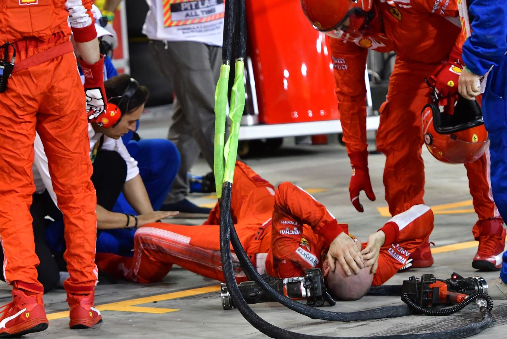 VIDEO | Kimi Räikkönen ajas boksist väljudes mehaaniku alla
