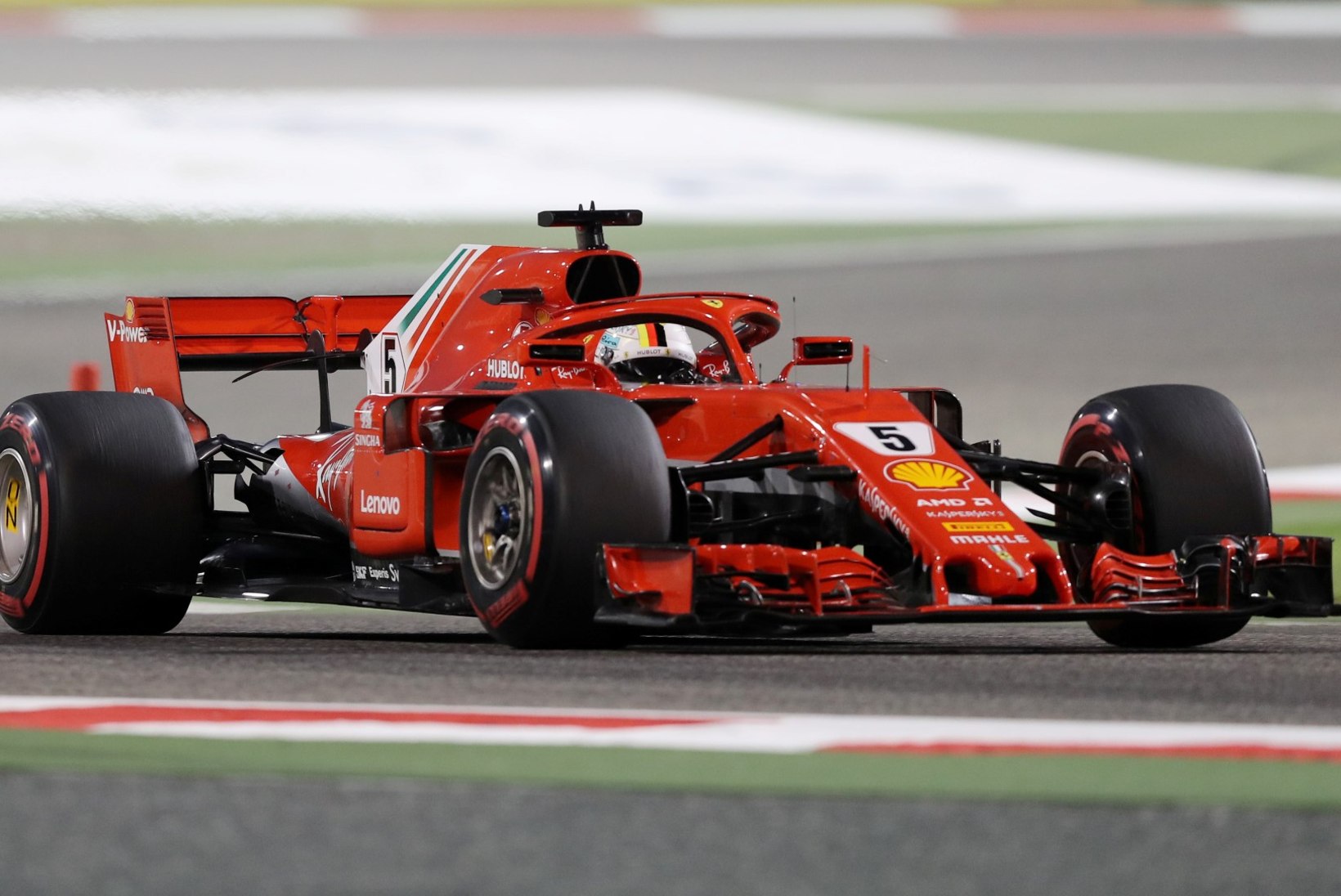 Bahreinis lahti rullunud Ferrari järjejutt: Vettel kullas, Räikkönen mullas