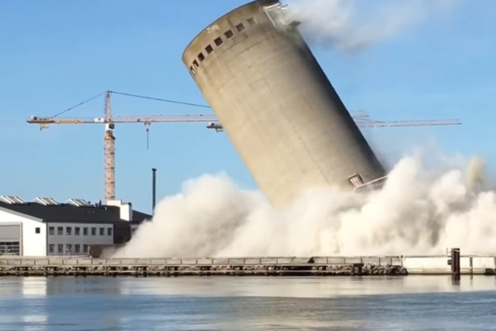 VIDEO | Taanis õhitud silotorn kukkus valele poole ja purustas kultuurikeskuse