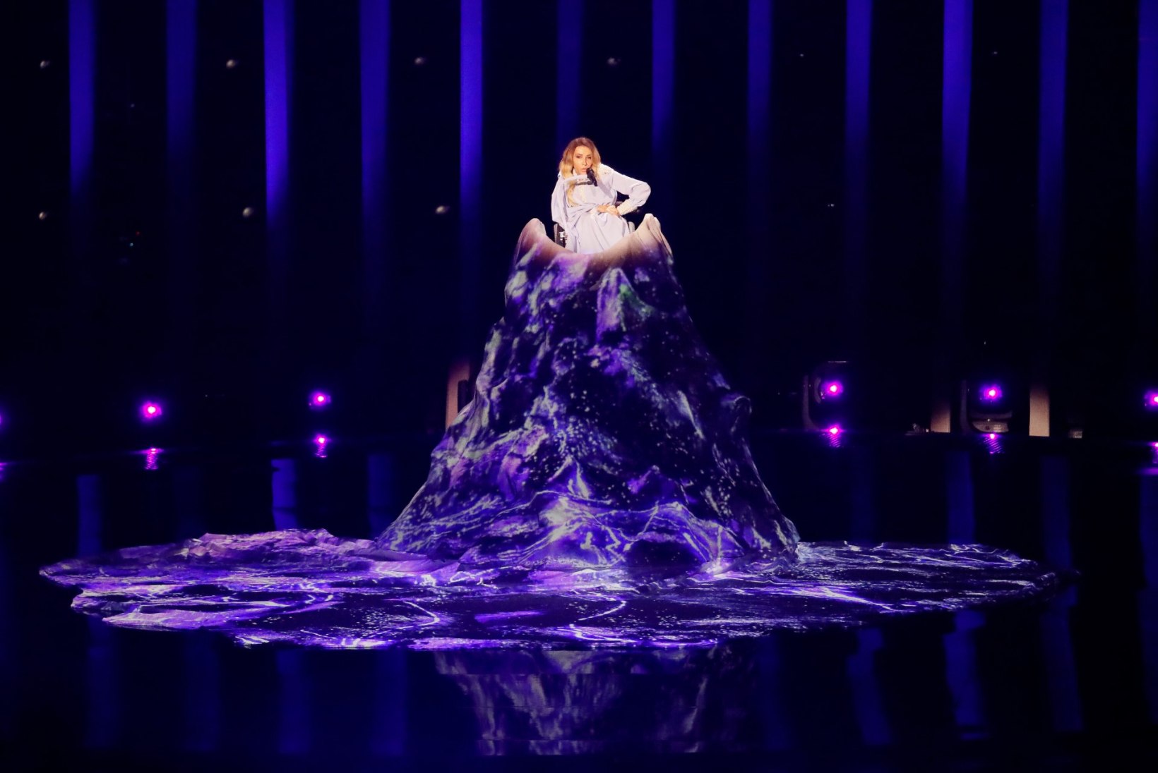 FOTOD JA VIDEOD | Tantsivad robotid, mäeks muunduv laulja ja häbemeni ulatuv dekoltee ehk Eurovisioni teise poolfinaali põnevamad esitused