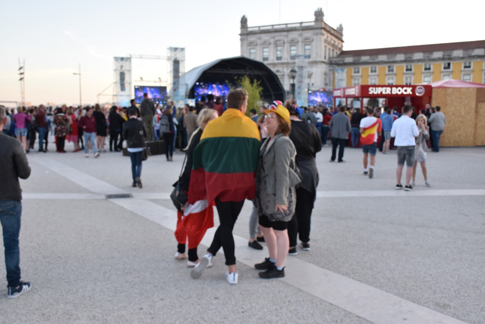 FOTOD | Eurofännid ummistasid teise poolfinaali ajal Eurovisioni küla