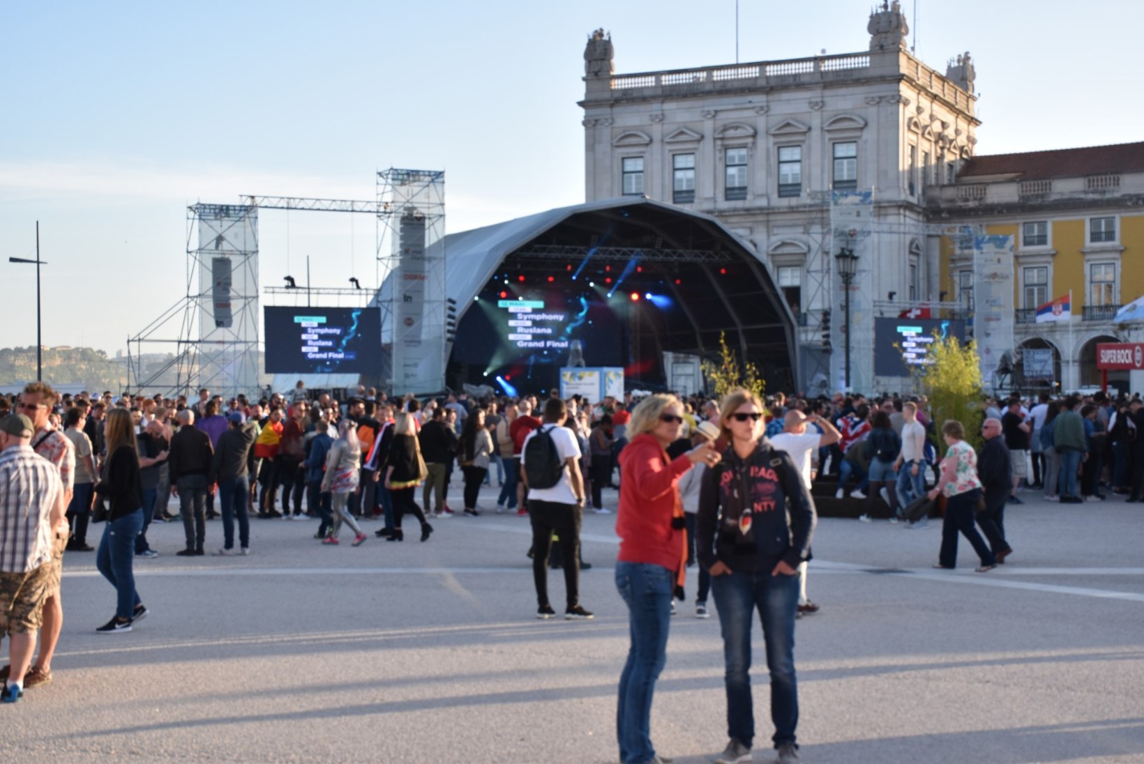 FOTOD | Eurofännid ummistasid teise poolfinaali ajal Eurovisioni küla