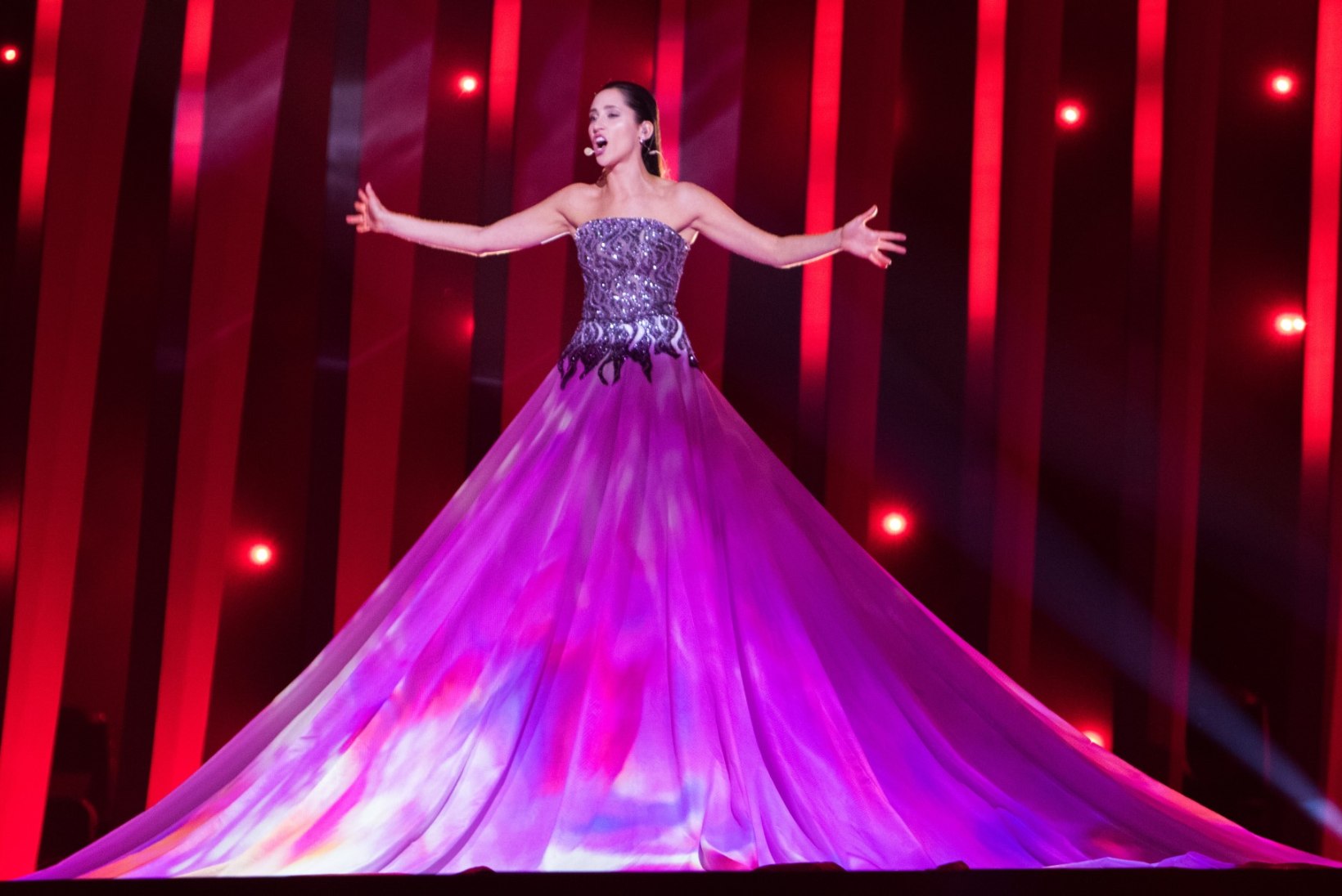 Kas Elina laulab Eurovisioni finaalis "La forzat" mitmes keeles?