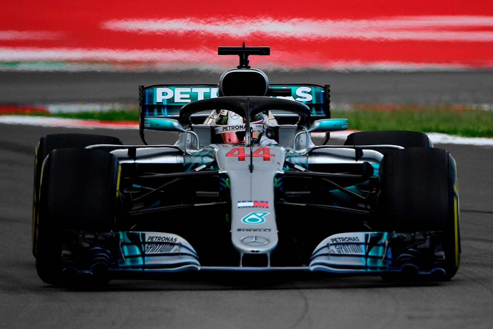 Mercedes noppis kindlalt kaksikvõidu, Räikkönen ei jõudnud finšisse