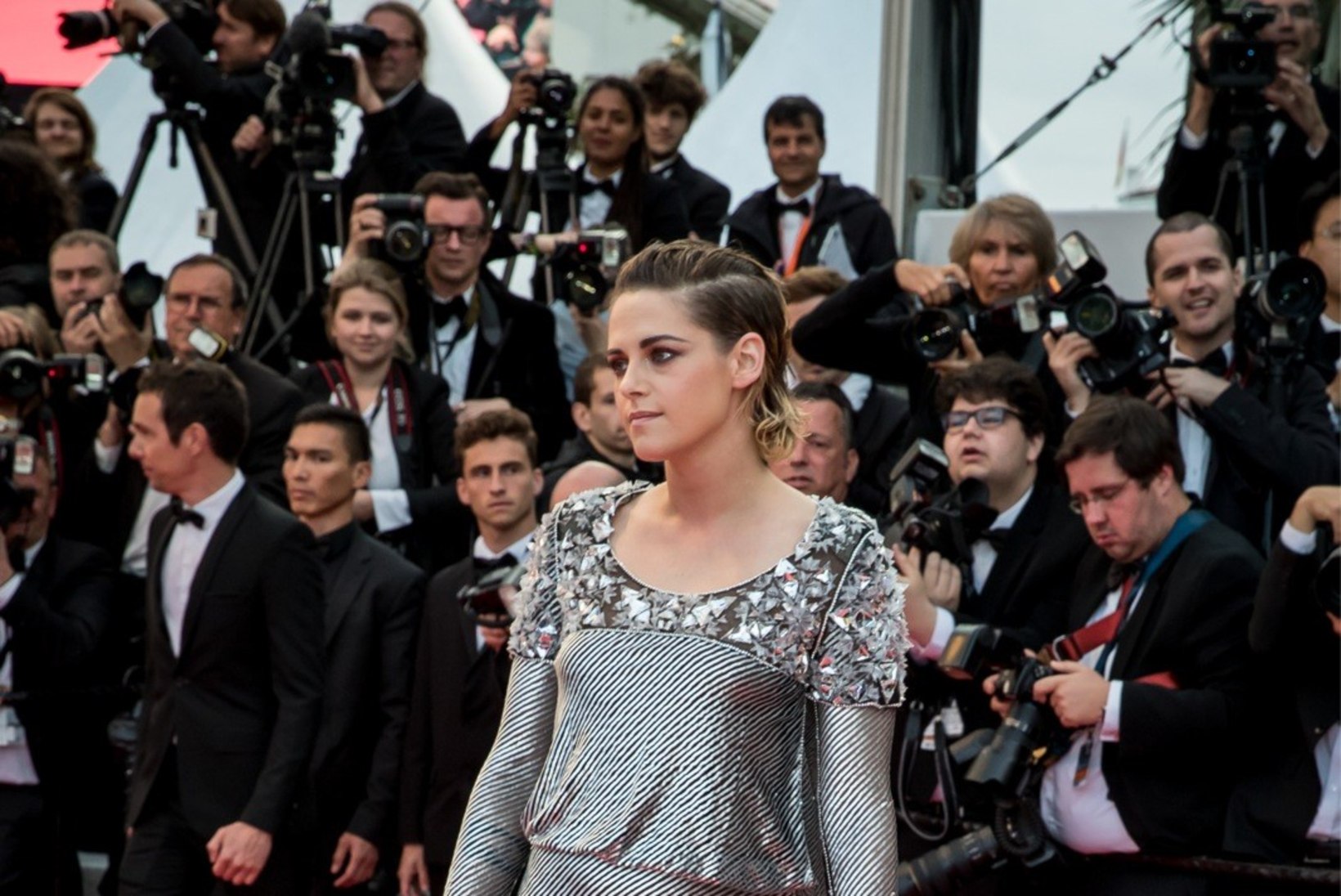 Kristen Stewart viskas Cannes'i punavaibal kingad jalast