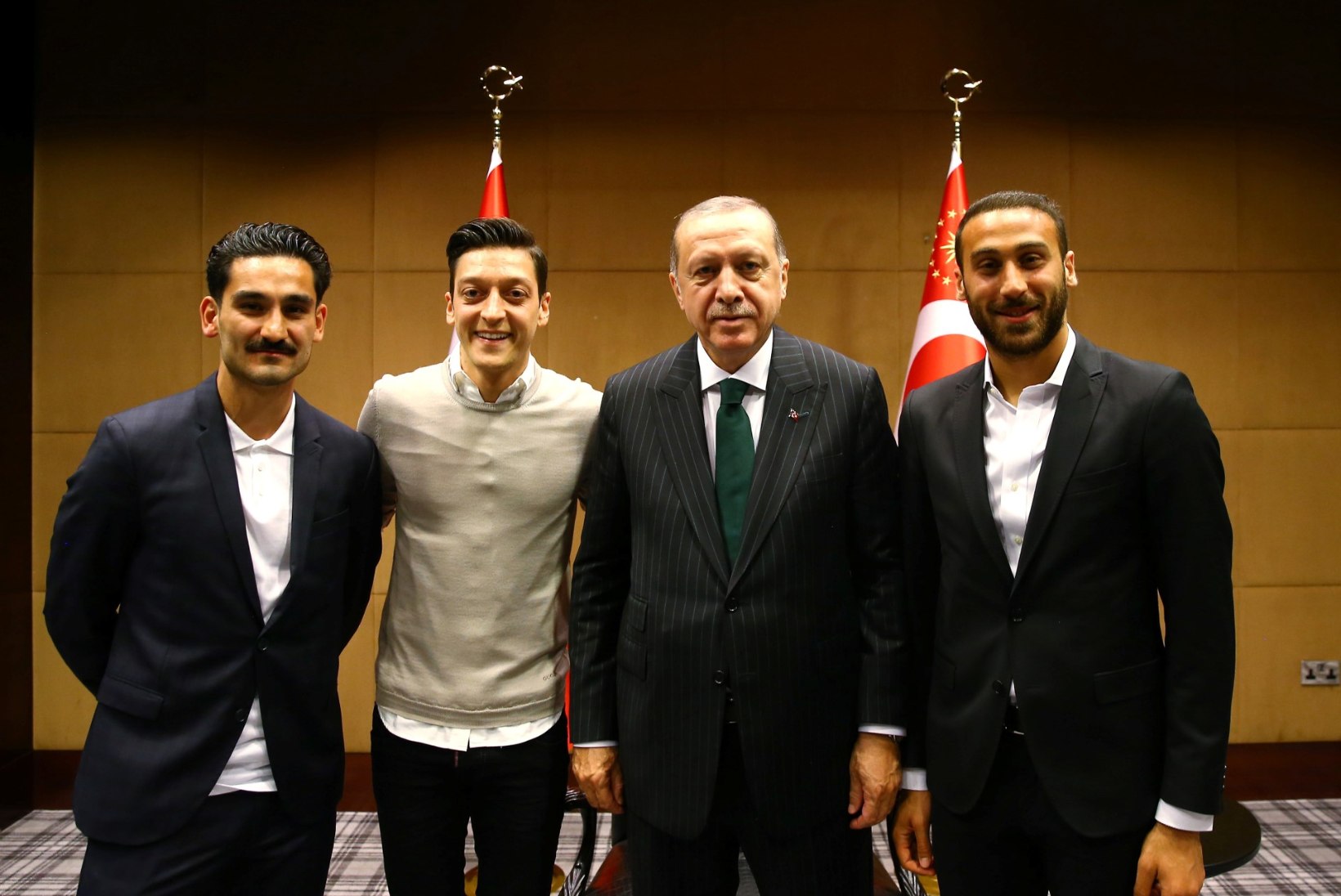 Saksamaa vutistaarid Özil ja Gündogan jäävad MMilt eemale? Mehed sattusid koos Türgi presidendi Erdoganiga skandaali