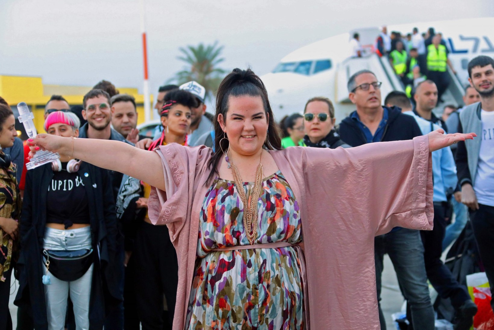 FOTOD | Eurovisioni võitjat Nettat tervitas kodumaale saabudes 20 000 fänni