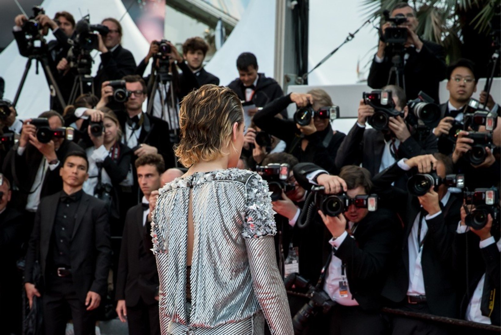 Kristen Stewart viskas Cannes'i punavaibal kingad jalast