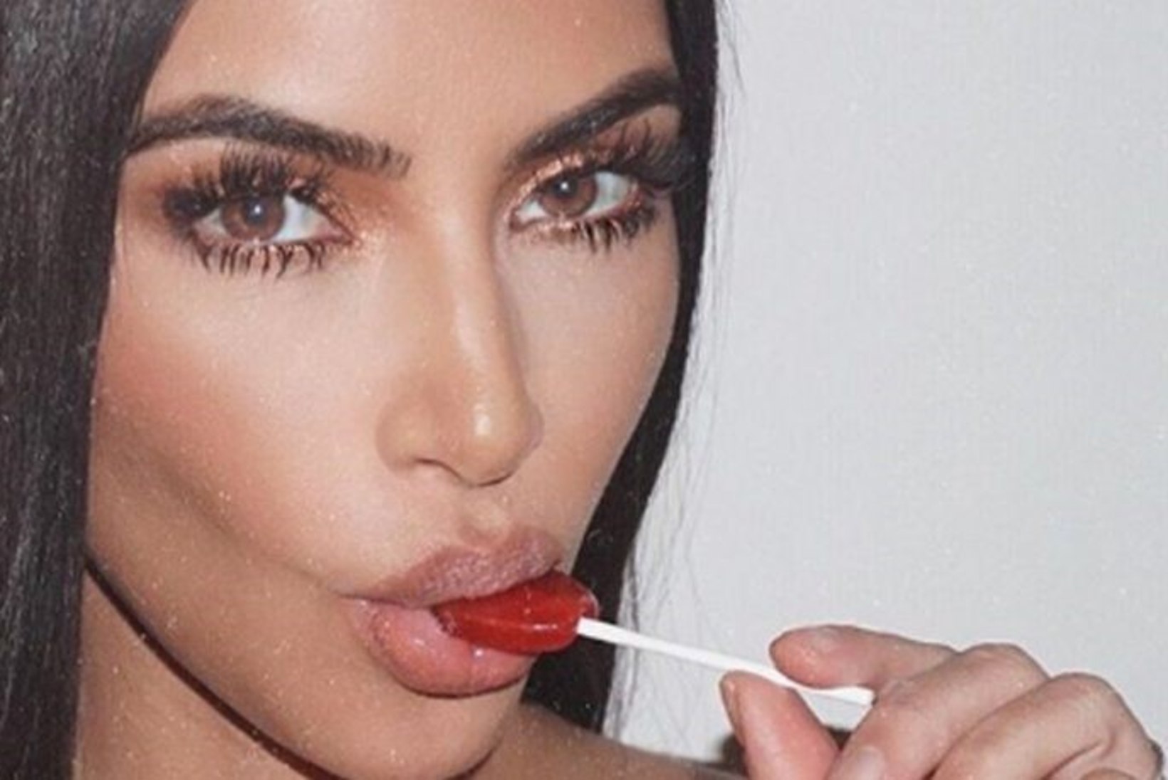 Kriitika: dieetpulgakommi kiitev Kim Kardashian kahjustab noori tüdrukuid!