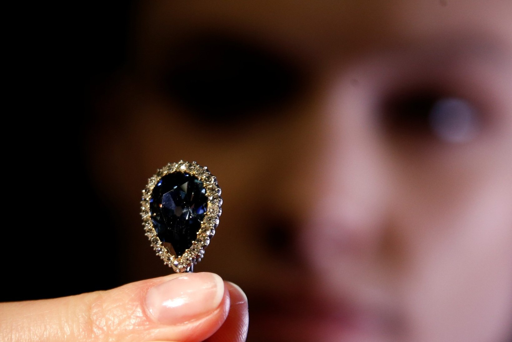 Genfi oksjonil müüdi haruldane aadlisuguvõsadele kuulunud sinine briljant