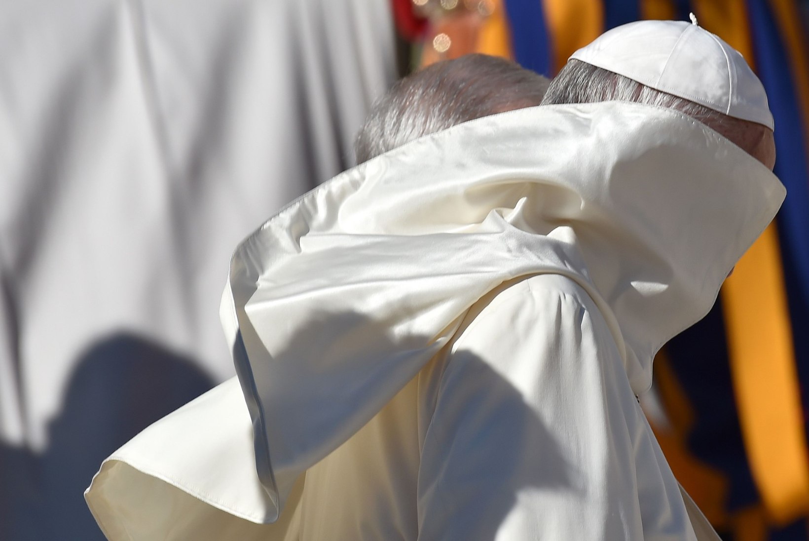 FOTOD | Paavst oli jälle hädas kiusliku tuulega
