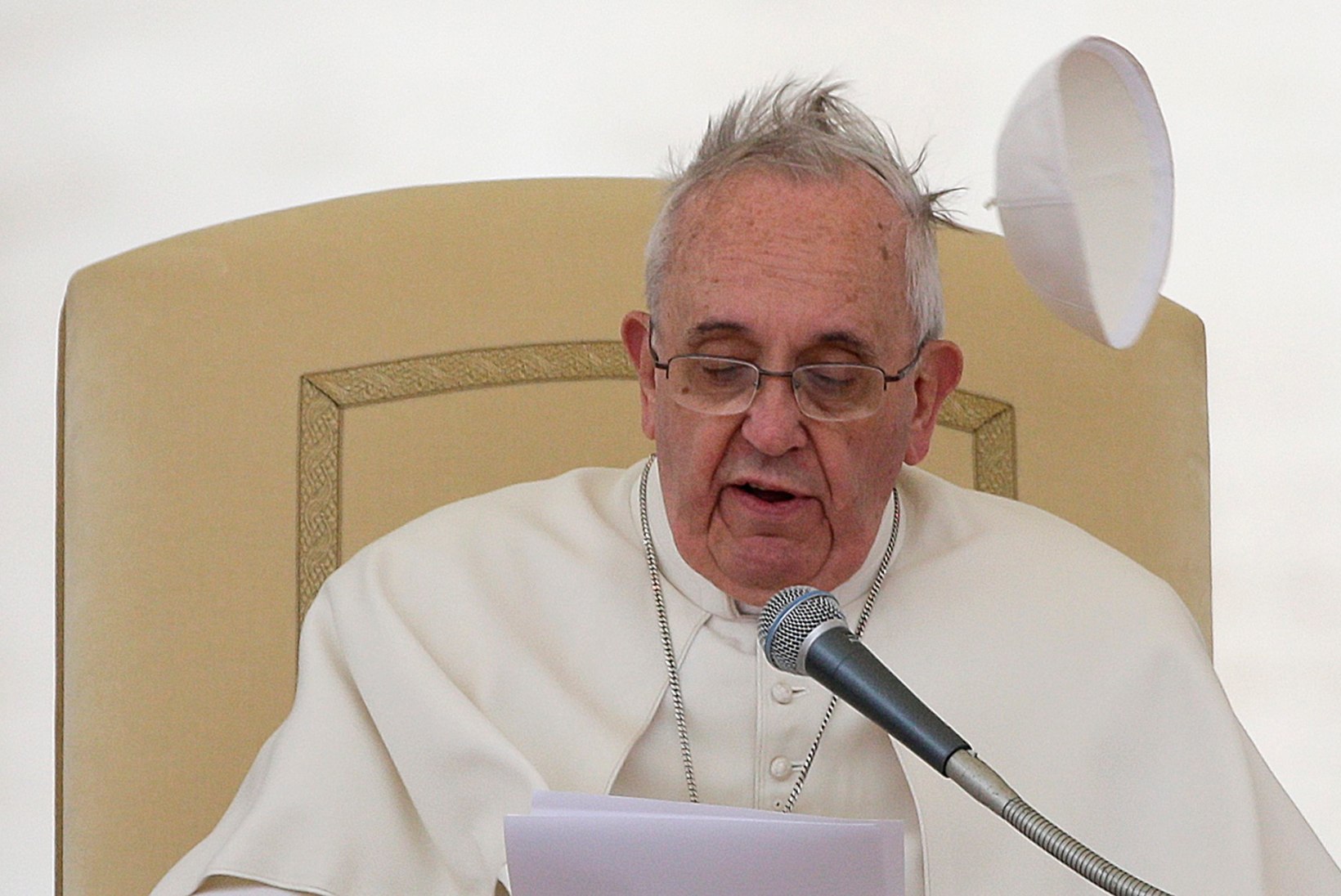 FOTOD | Paavst oli jälle hädas kiusliku tuulega