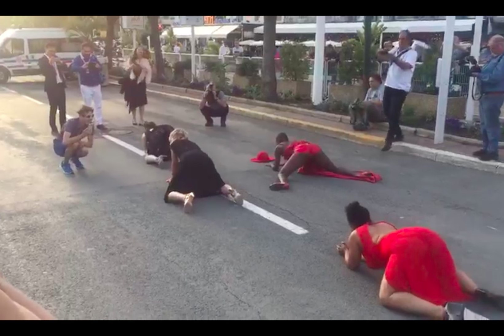 VIDEO | PÖÖRANE CANNES: naised hööritavad käpuli punase vaiba ees tagumikke