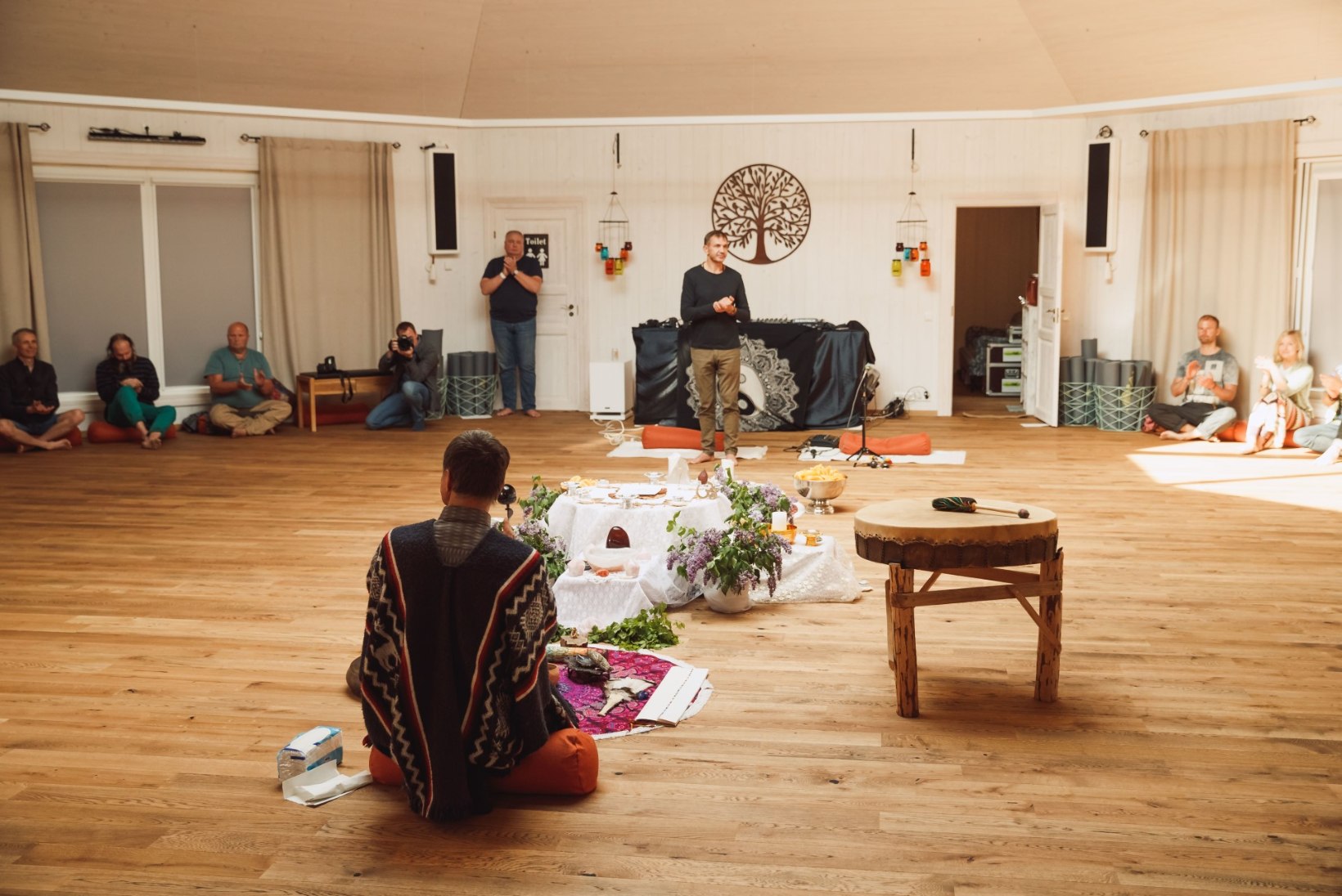 GALERII JA VIDEO | Urmas Sõõrumaa avas uue seminarihoone šamanistlike rituaalidega