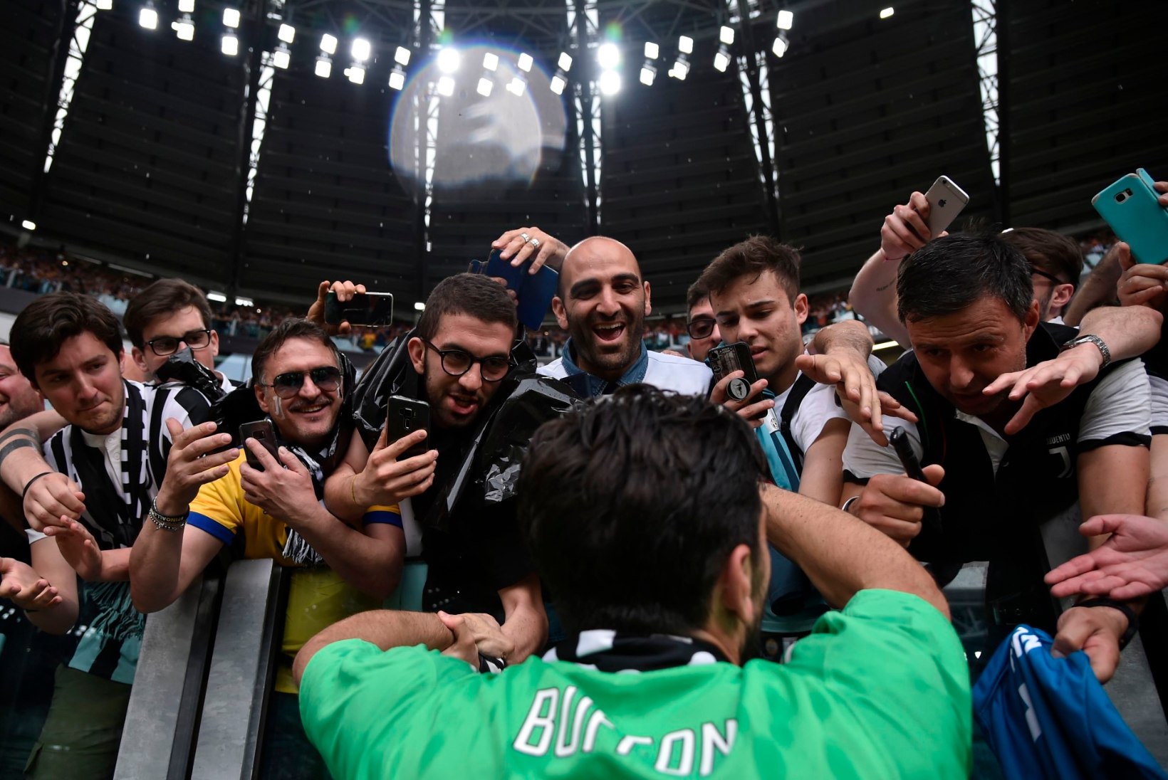 EMOTSIONAALSED FOTOD JA VIDEOD | Buffon sai Juventuselt väärilise hüvastijätu