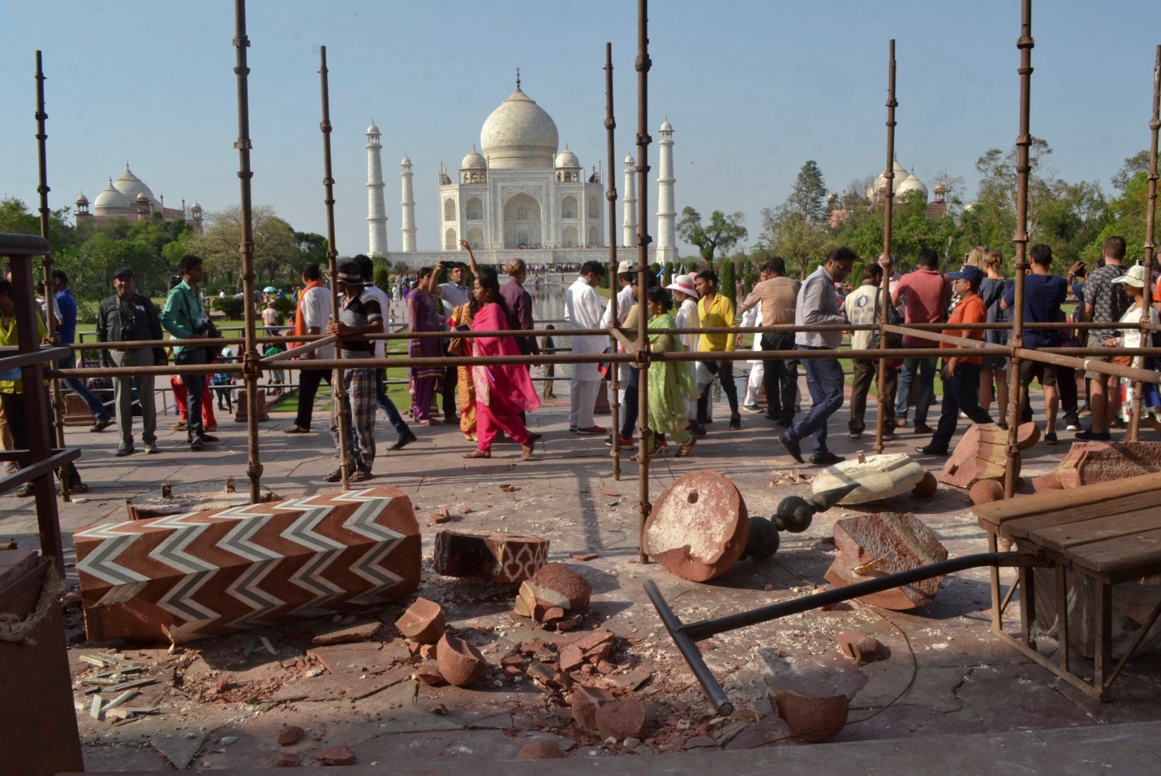 Valgest marmorist Taj Mahal on hakanud värvi muutma