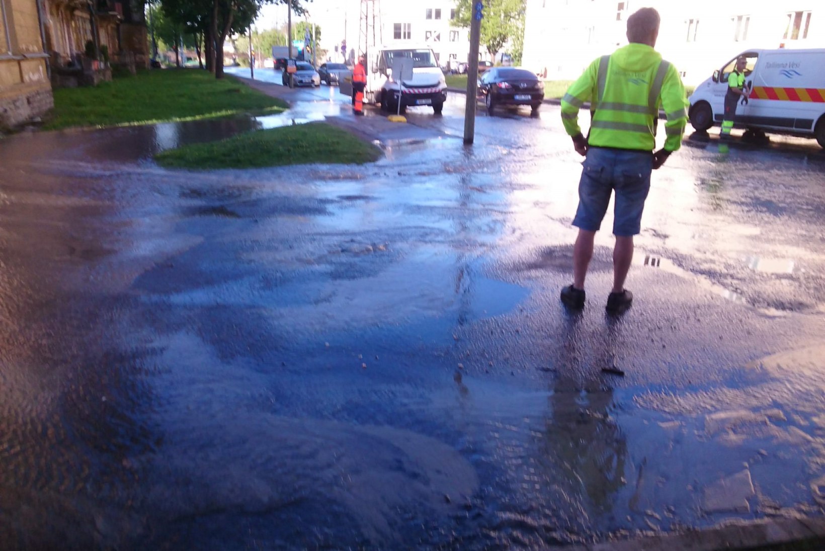 GALERII | Tallinnas Erika tänaval on veetoru lõhkemise tõttu uputus
