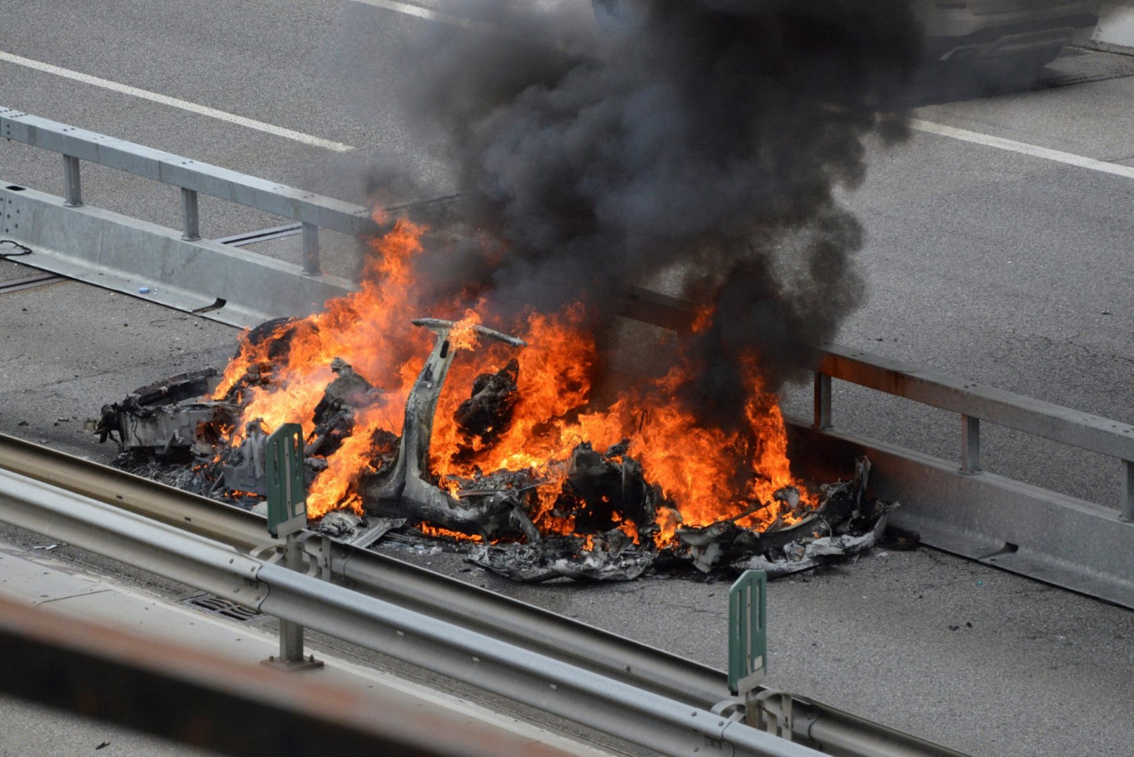 Elektriautode põlengud on tuletõrjujatele väljakutse: akupakk paneb vintskelt vastu