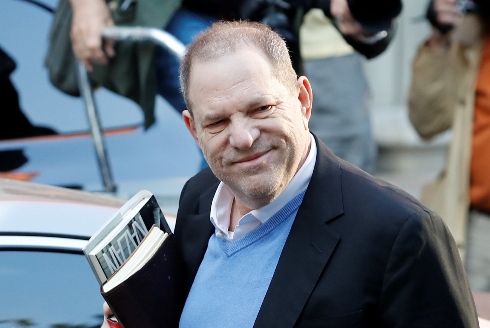 Vägistamises süüdistatav Weinstein andis end politseis üles