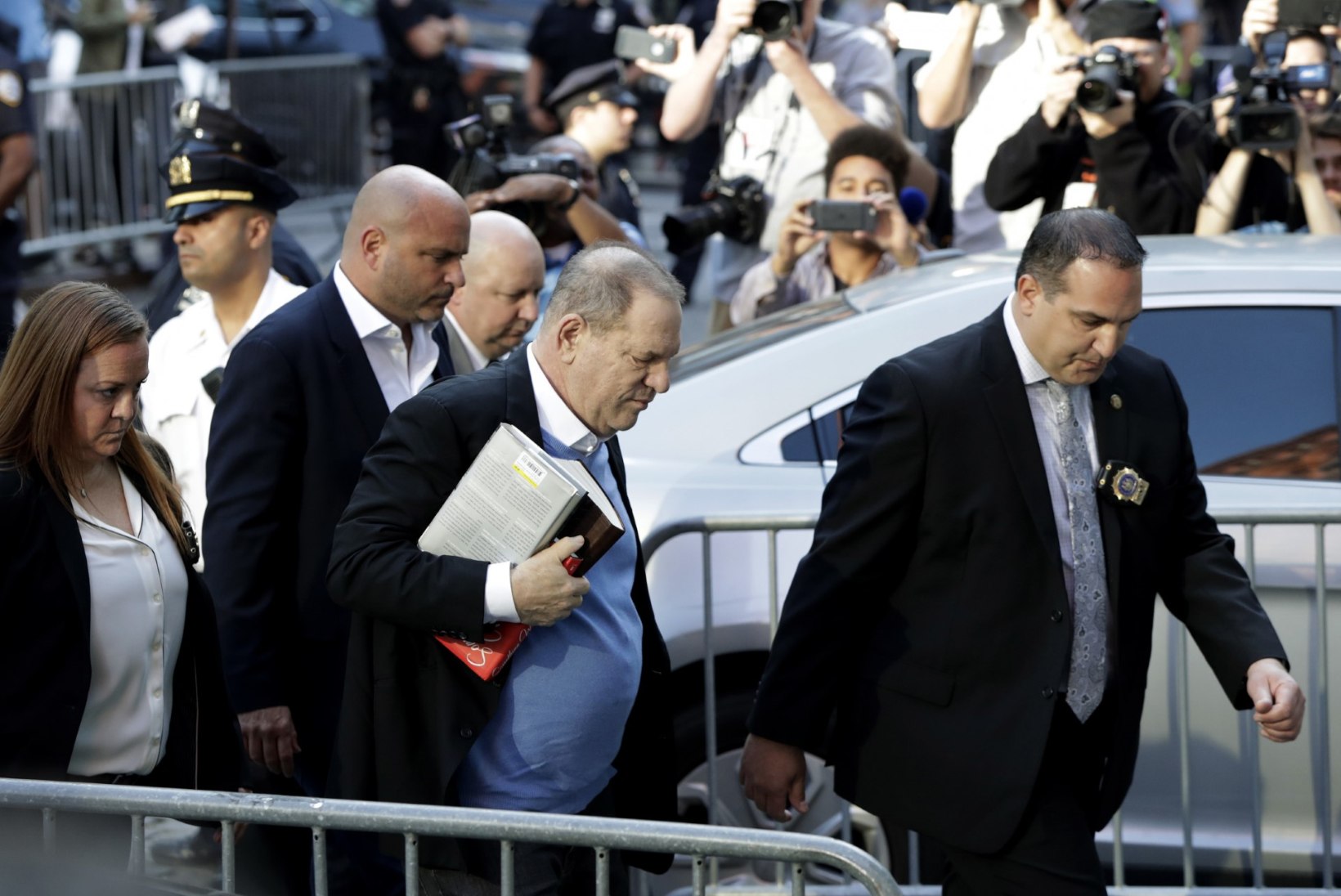 Vägistamises süüdistatav Weinstein andis end politseis üles
