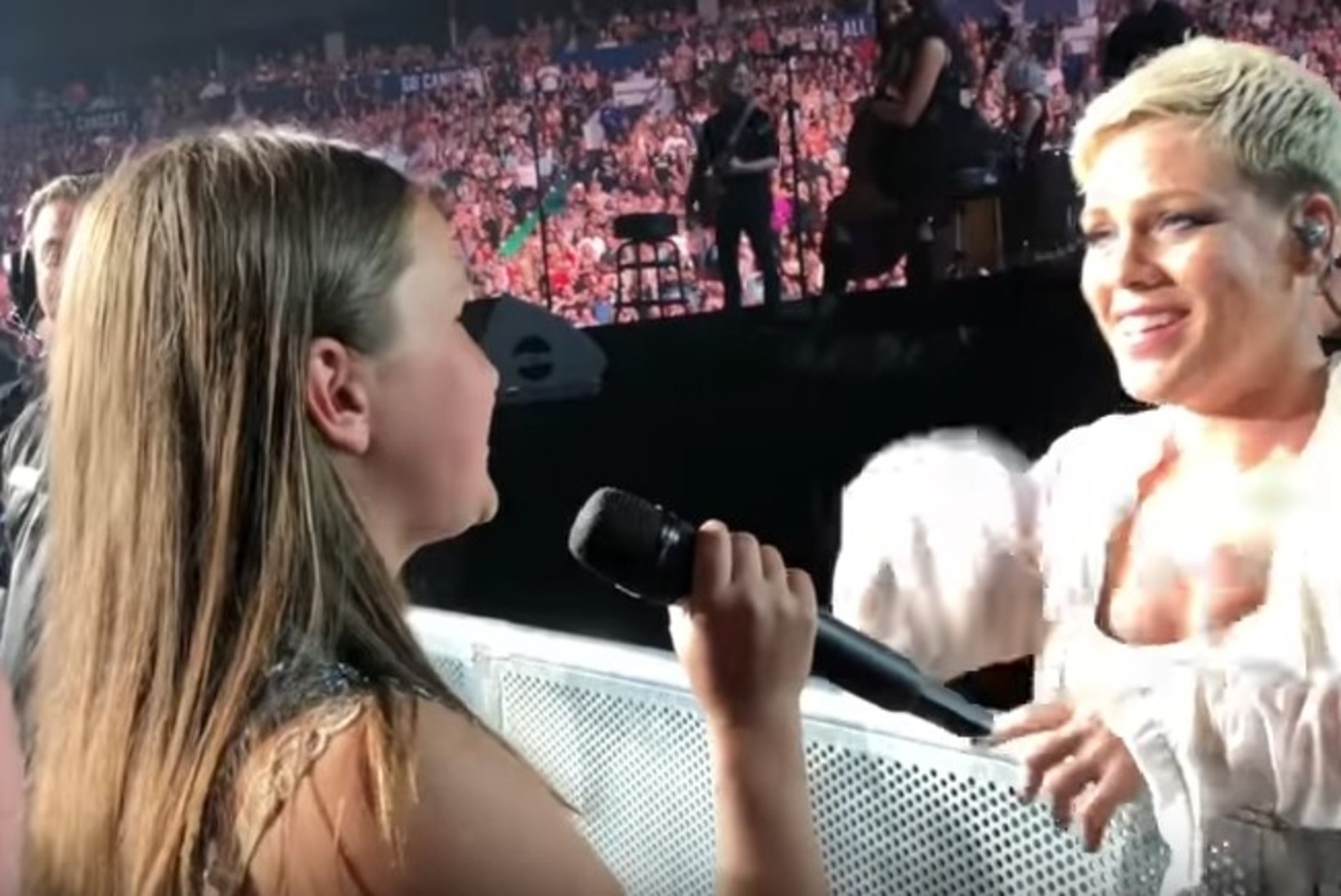 VIDEO | Erakordne hääl! Pink täitis 12-aastase tüdruku unistuse ja lasi tal oma kontserdil laulda