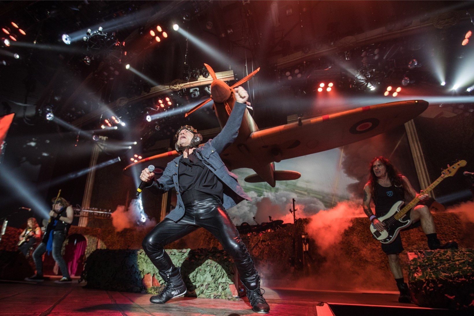 GALERII JA VIDEO | Iron Maiden tõi Saku halli sõjalennuki