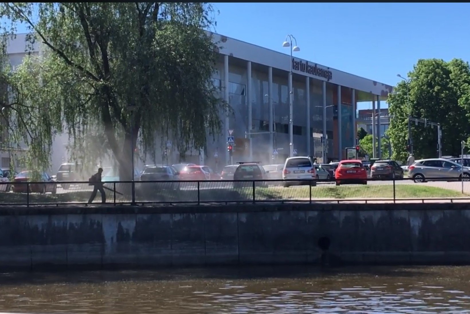 VIDEO | Tartus puhutakse tänavatolm lehepuhuriga jõkke