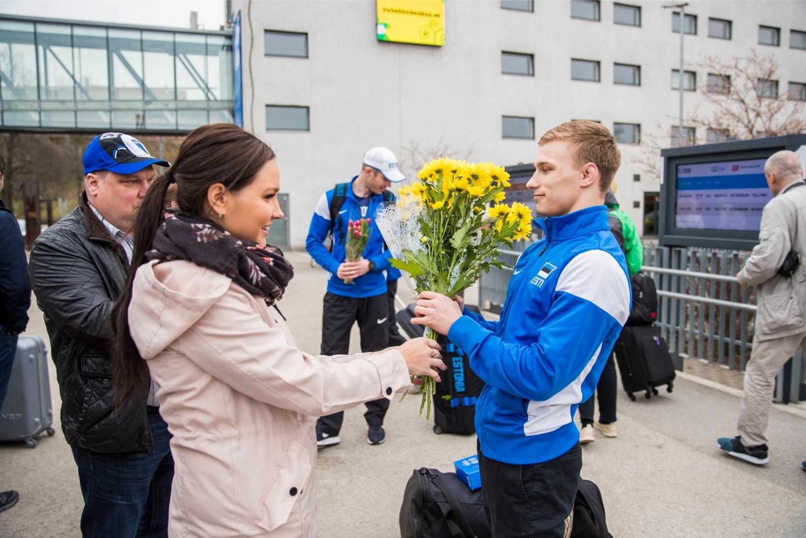 FOTOD | EMi medalimees Helary Mägisalu võeti kodumaal lilledega vastu