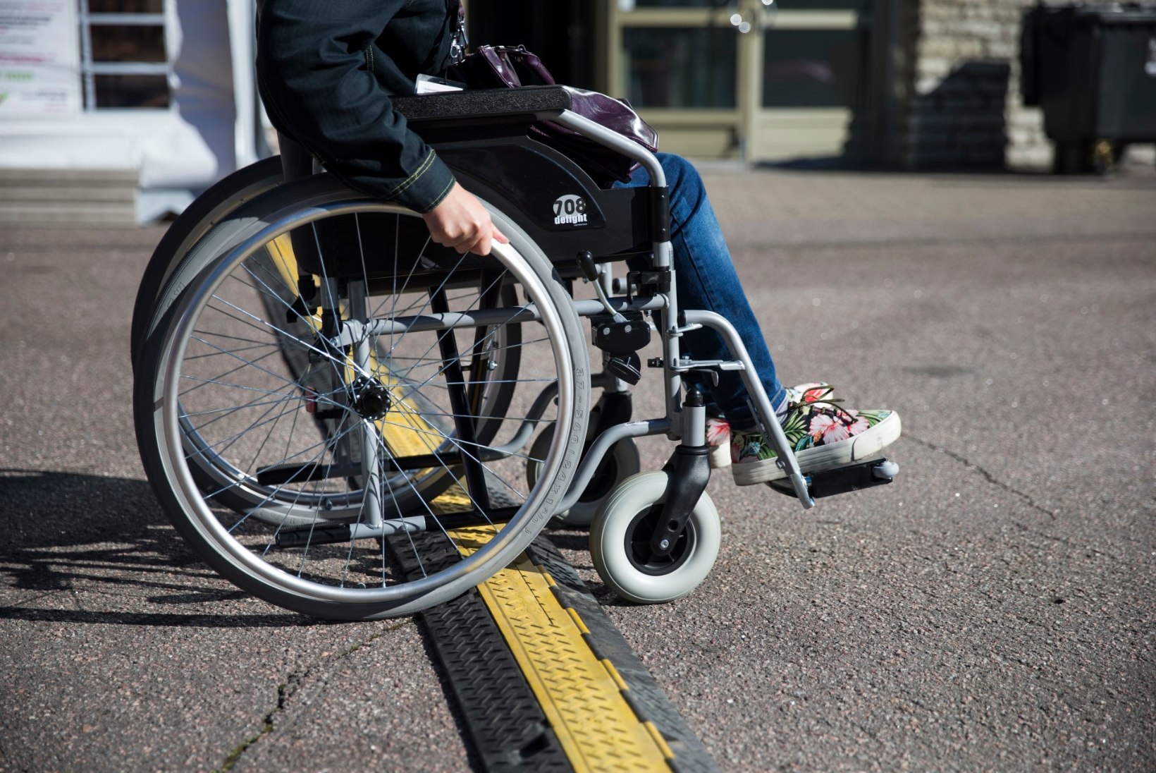 Avalikud ehitised peavad olema ligipääsetavad puuetega inimestele