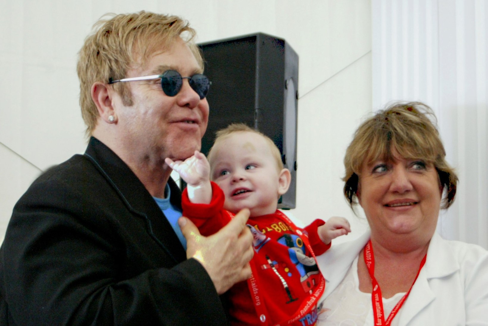 LIIGUTAV: Elton kohtus Ukraina poisiga, keda ta oli lapsendada üritanud