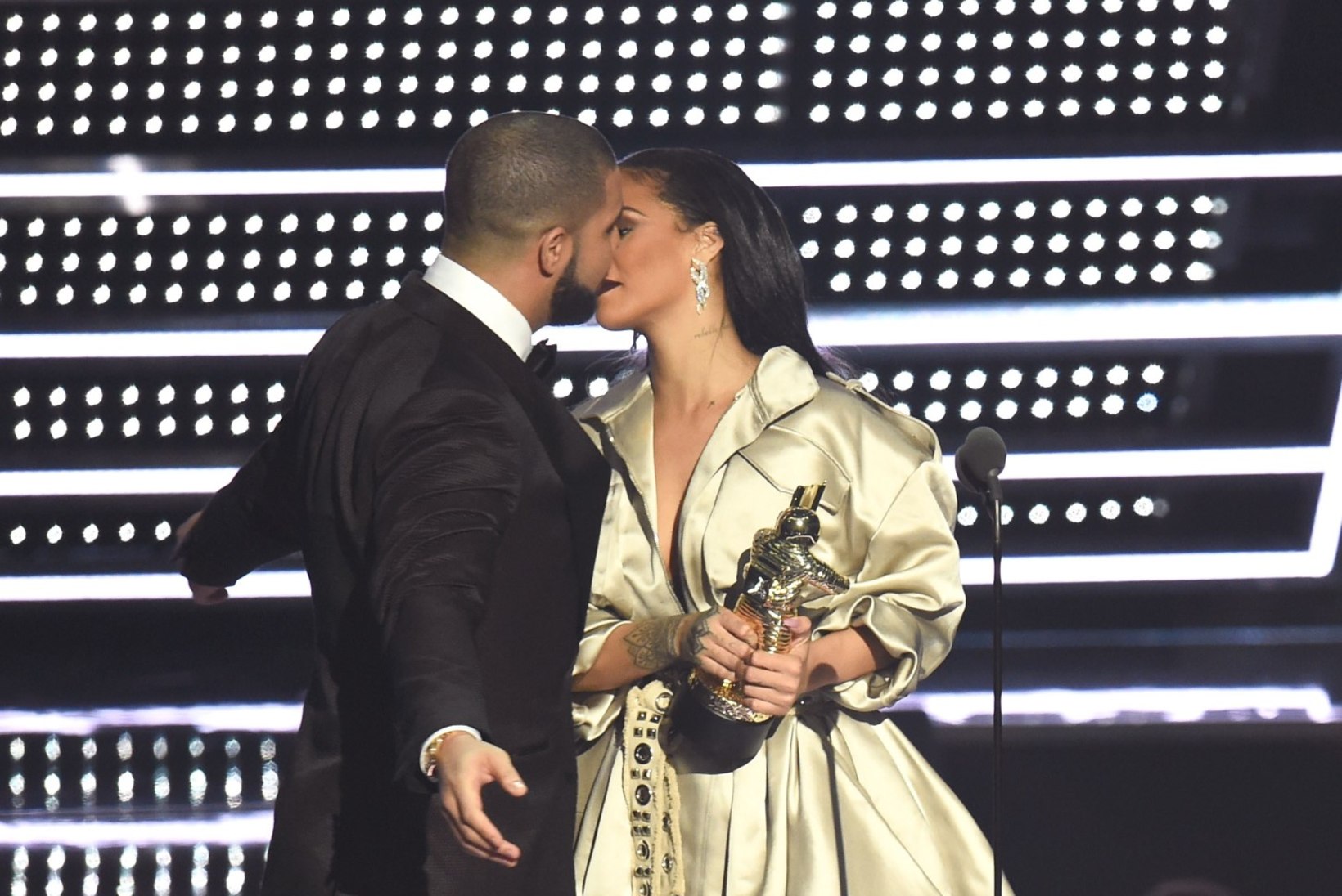 ARMASTUS LÄBI: Rihanna ja Drake pole enam isegi mitte sõbrad