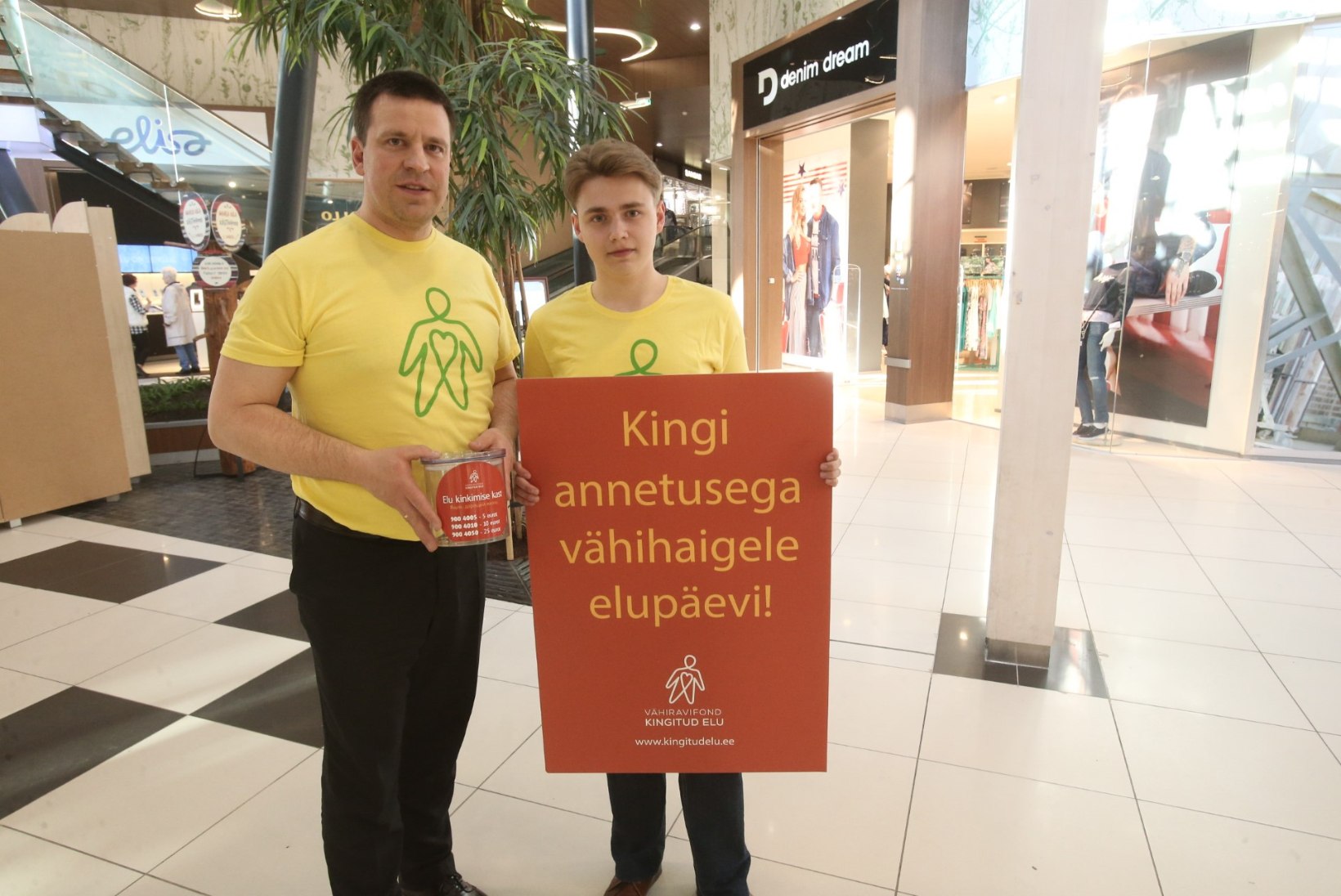 FOTOD | Peaminister kogus Tartu Lõunakeskuses vähiravifondi jaoks raha