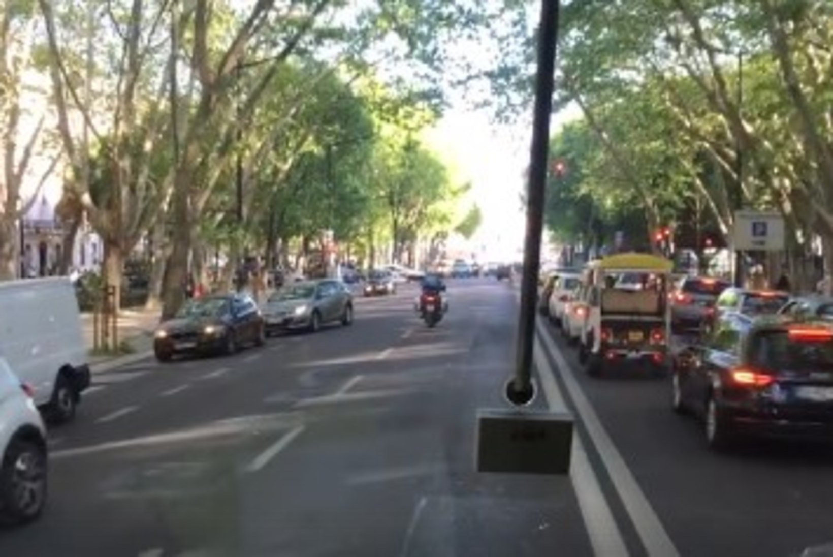 HULLJULGE VIDEO | Vaata, kuidas Eesti delegatsioon politseieskordi saatel mööda Lissaboni tänavaid kihutab