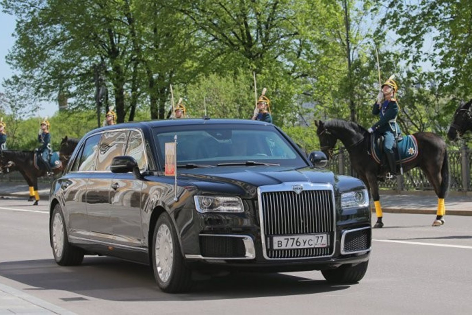Ja tehtud! President Putin sõitis inaugureerimisele uue Auruse limusiiniga