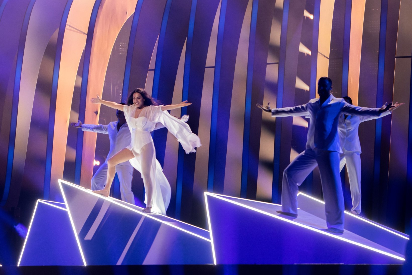 FOTOD JA VIDEOD | Eurovisioni esimene poolfinaal: kellel on suurim kleit, veidraim hääl ja vingeim tantsukava?