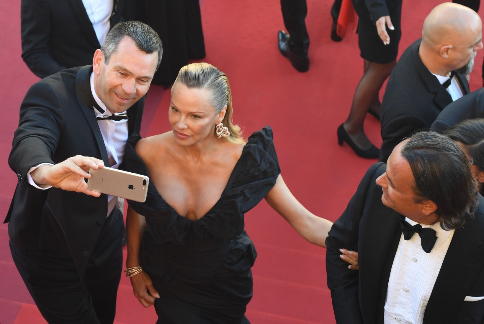 Cannes'i festival keelustab selfide klõpsimise