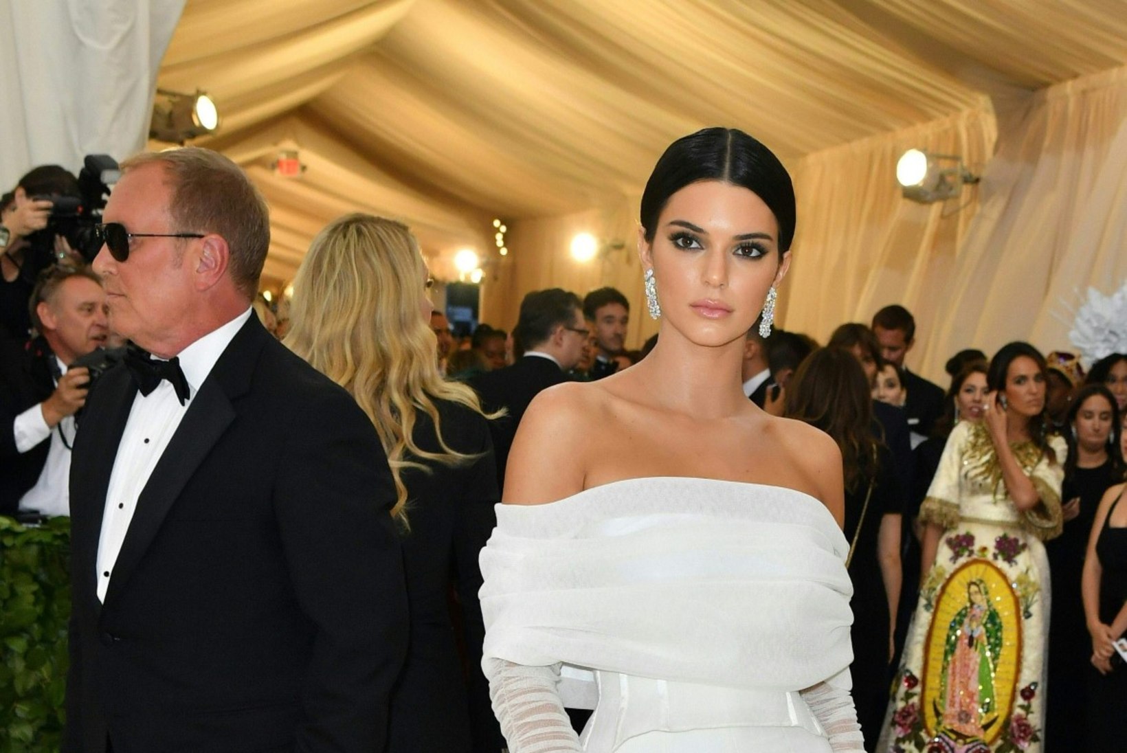 Met Gala häbipost: mamma Jenner mängis tolmuharja, Kravitzi tütar jättis trussikud koju