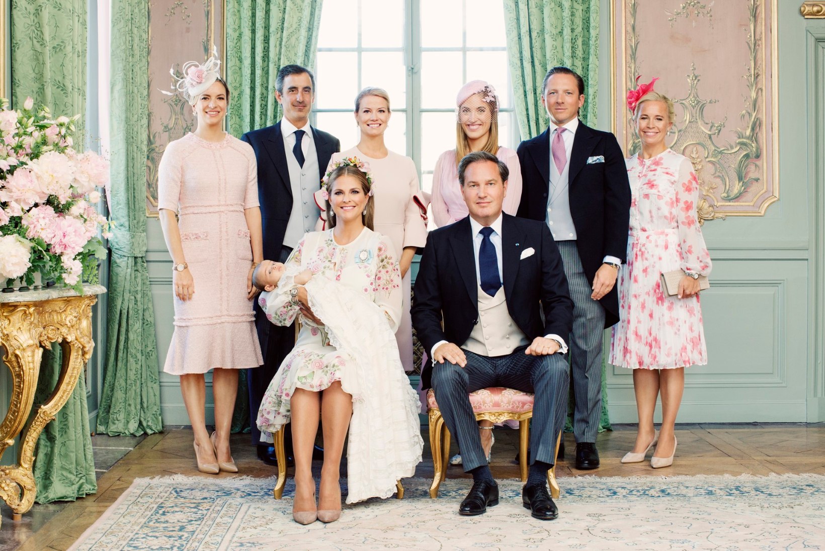 Rootsi kuningakoda avaldas printsess Adrienne'i imearmsad ristimisportreed