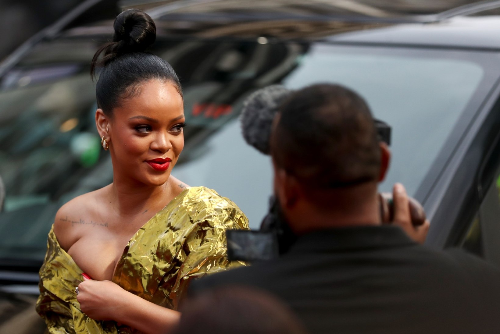 ETTEVAATUST, PALJAS RIND! Rihanna kleit vedas teda esilinastusel alt
