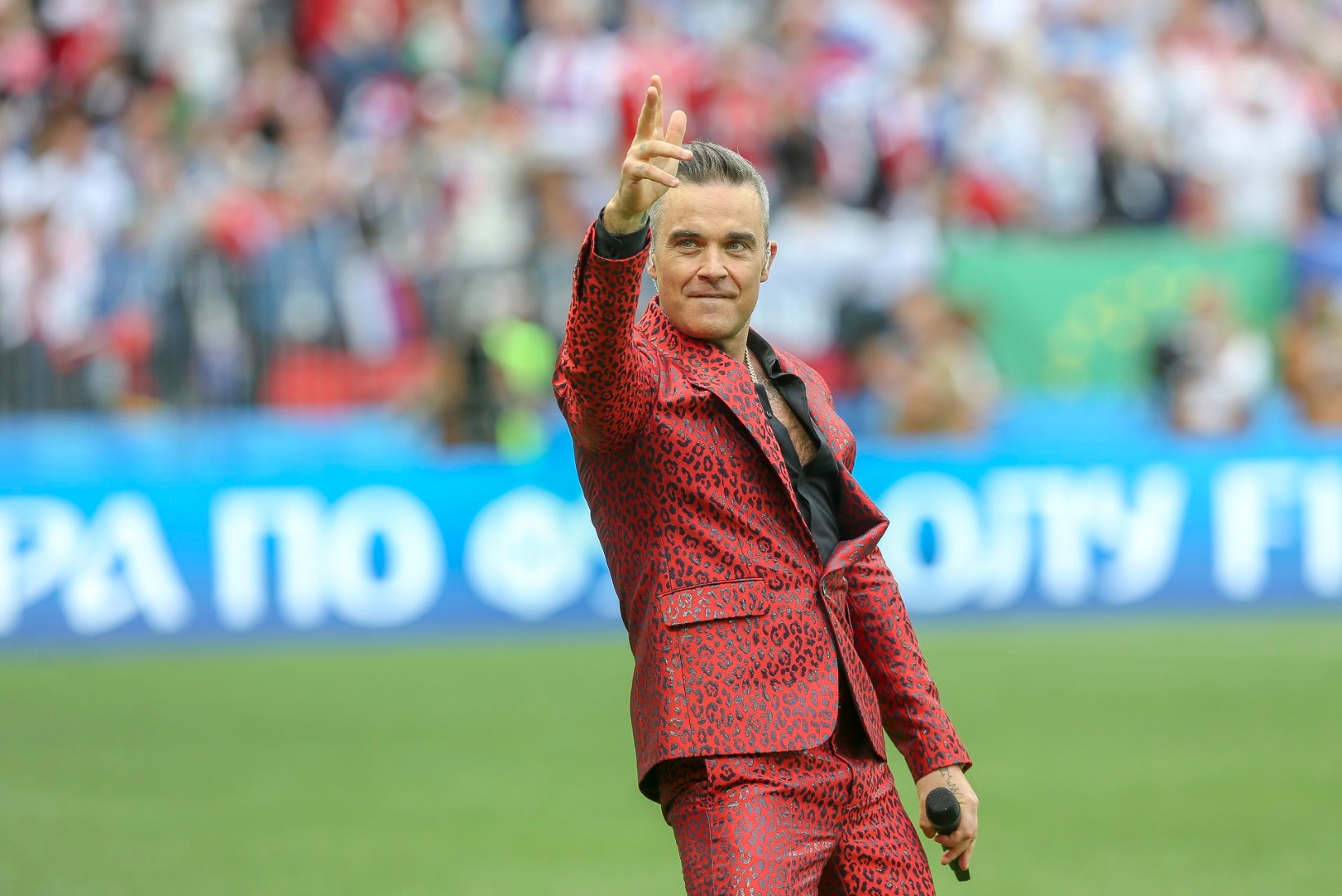 VIDEO | JALKAFÄNNID MARUS: Robbie Williams vehkis kaamera ees keskmise sõrmega