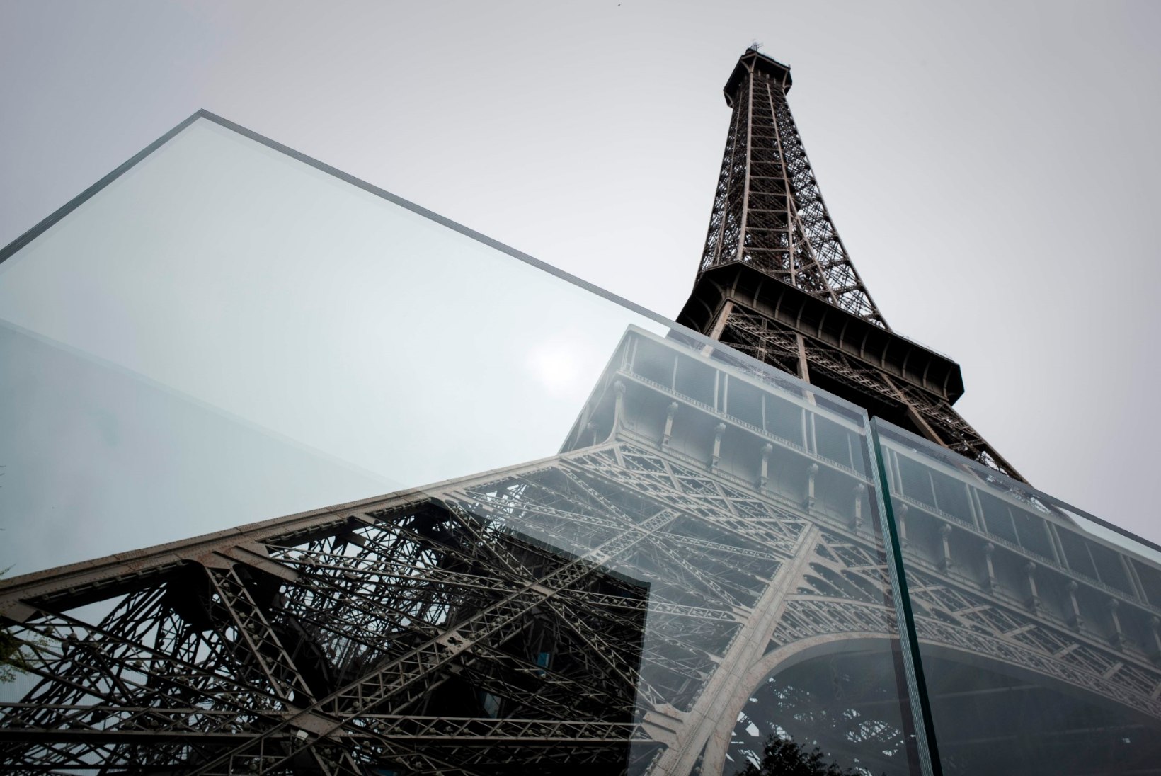 FOTOD | Eiffeli torni ümber ehitatakse terrorirünnakute takistamiseks kaitsetara