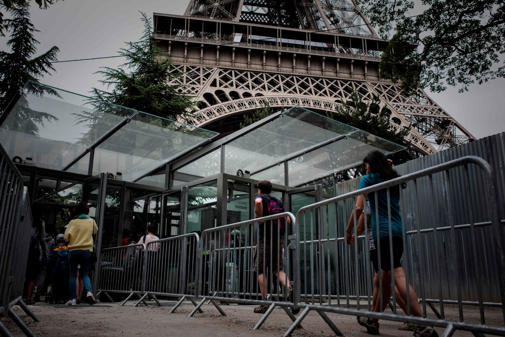 FOTOD | Eiffeli torni ümber ehitatakse terrorirünnakute takistamiseks kaitsetara