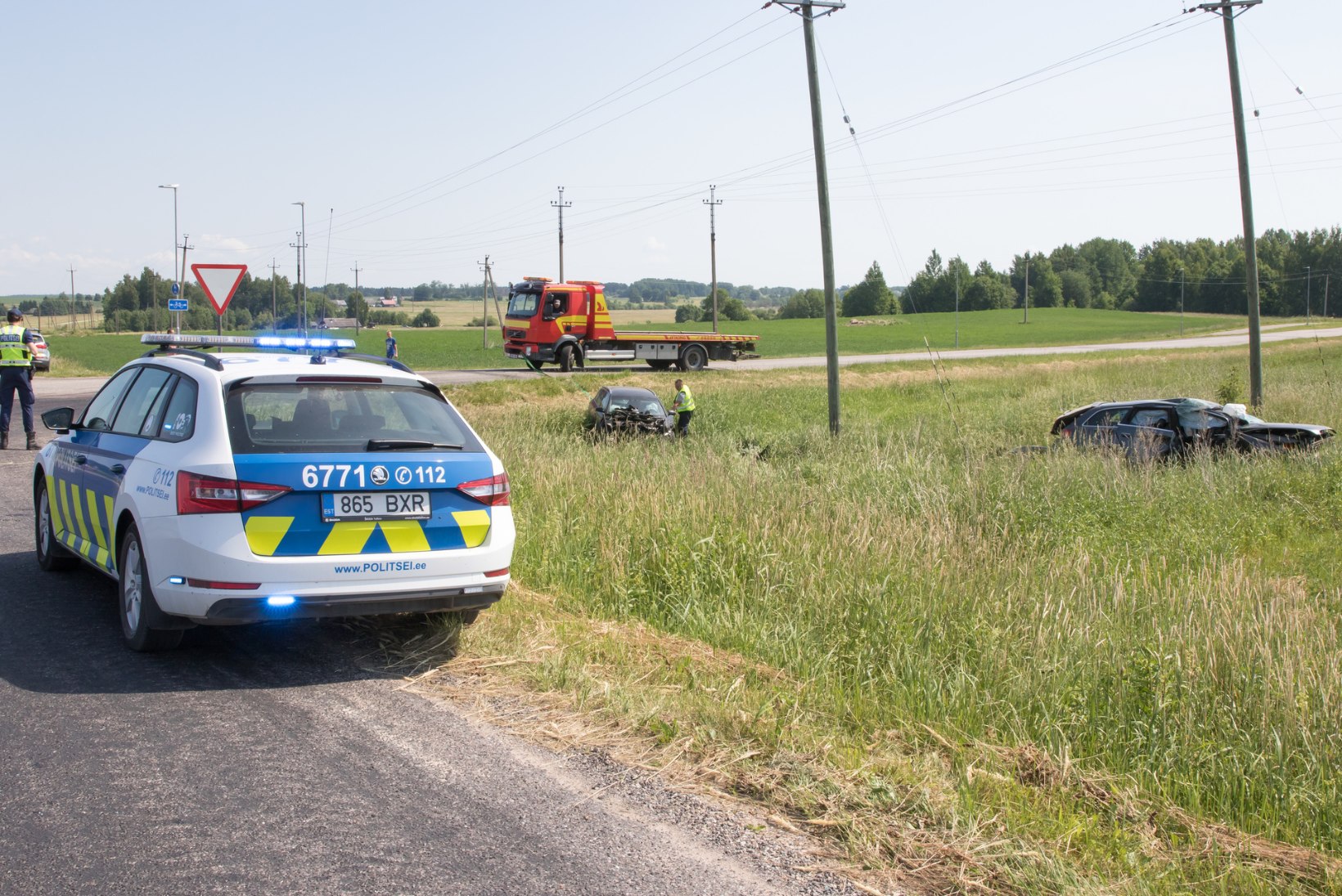 GALERII | Ettevaatamatult peateele sõitnud Audis hukkus kaassõitja