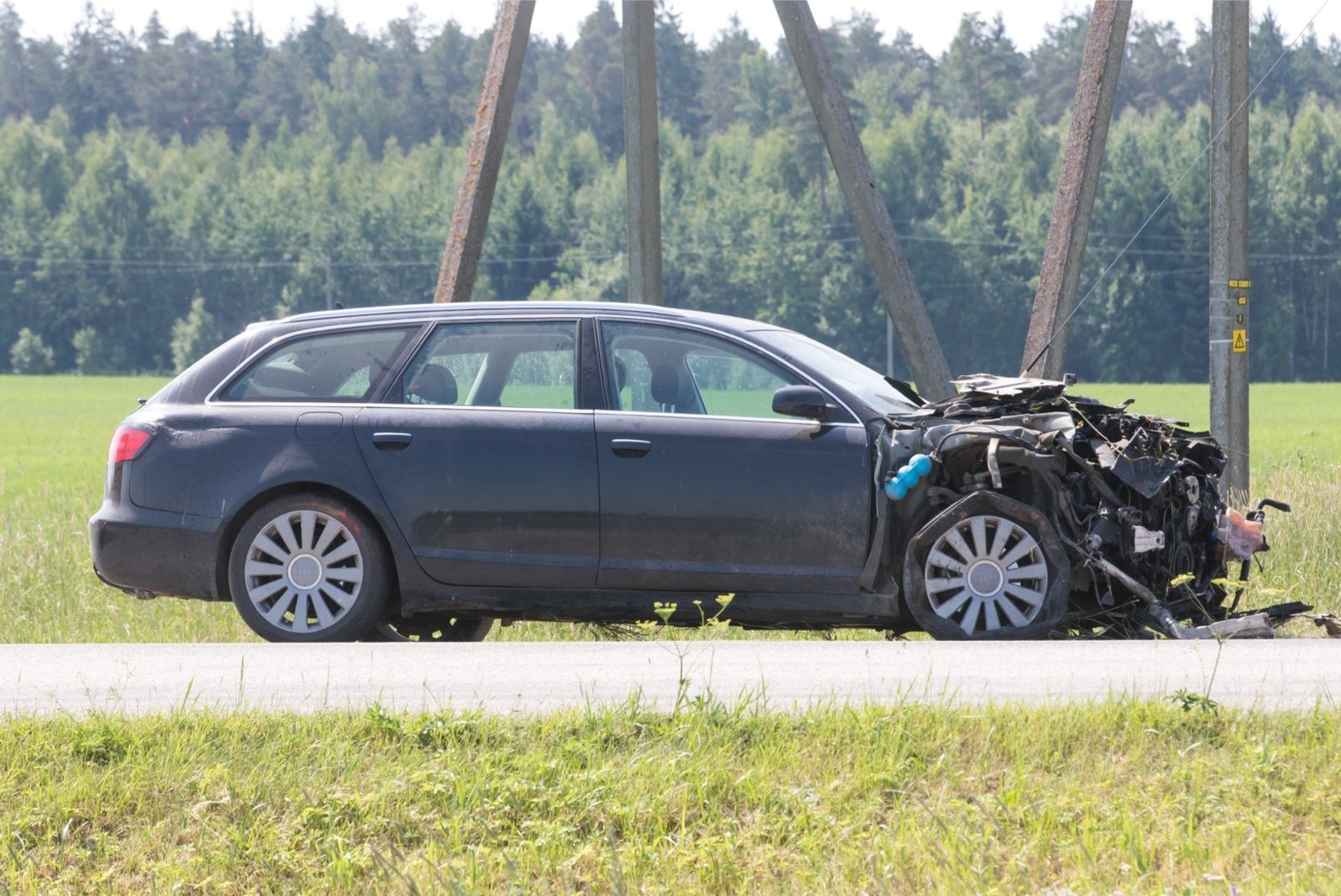 GALERII | Ettevaatamatult peateele sõitnud Audis hukkus kaassõitja