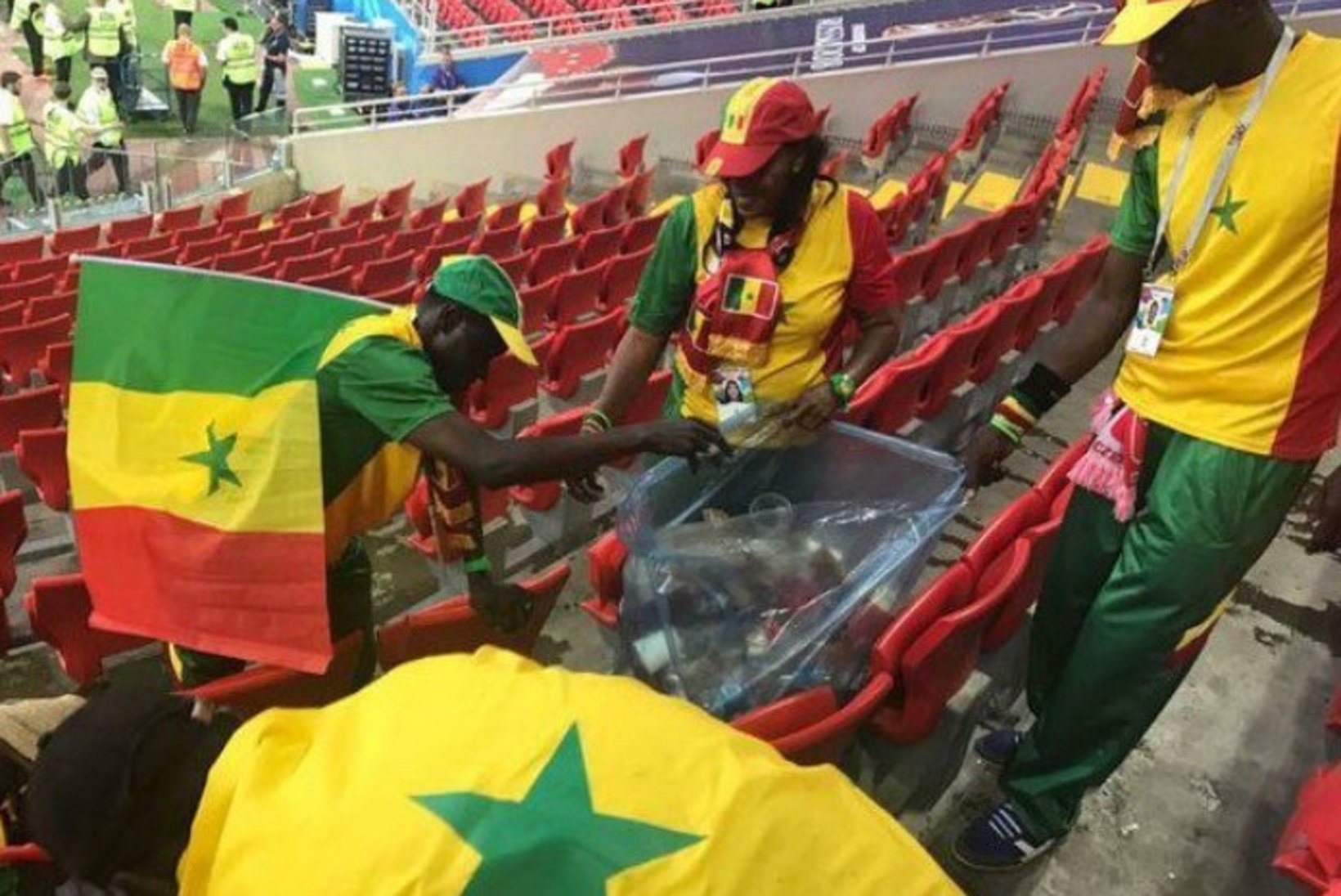 VIISAKUS ENNEKÕIKE! Senegali ja Jaapani fännid lõid staadioni enda järel läikima