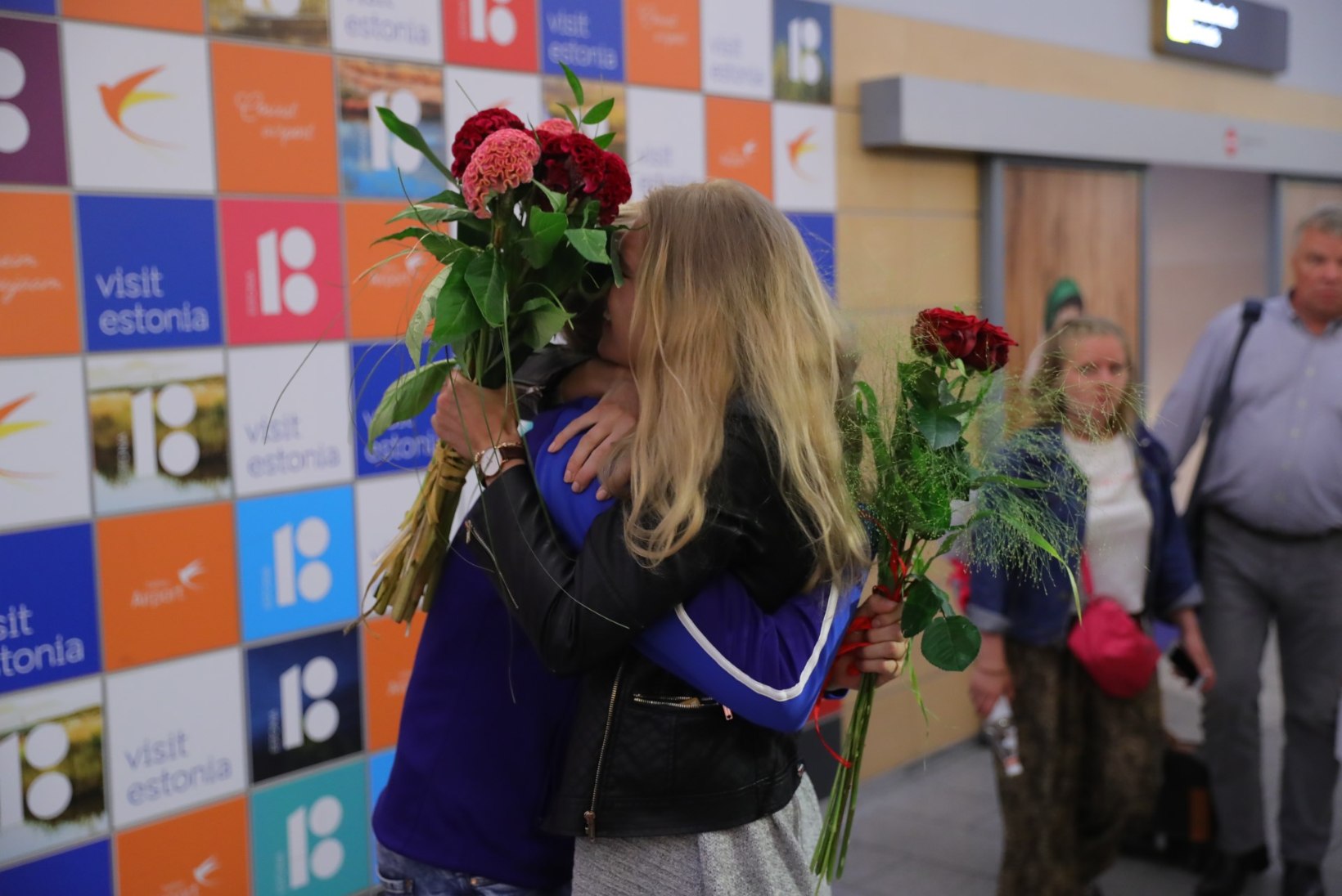 FOTOD | Palju lilli ja kallistusi! Lehis ja Novosjolov jõudsid kodumaale