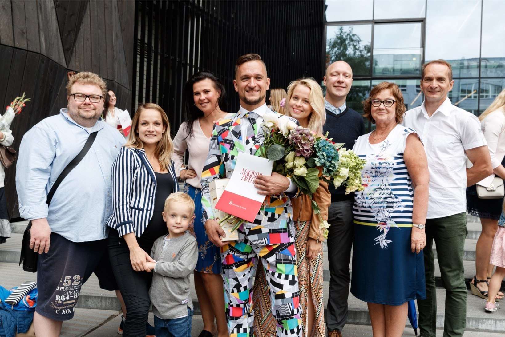 FOTOD | Vaata, kui kelmikas ülikonnas säras koolilõpetamisel „Eesti laulu“ produtsendiks kandideerinud Jarmo Seljamaa