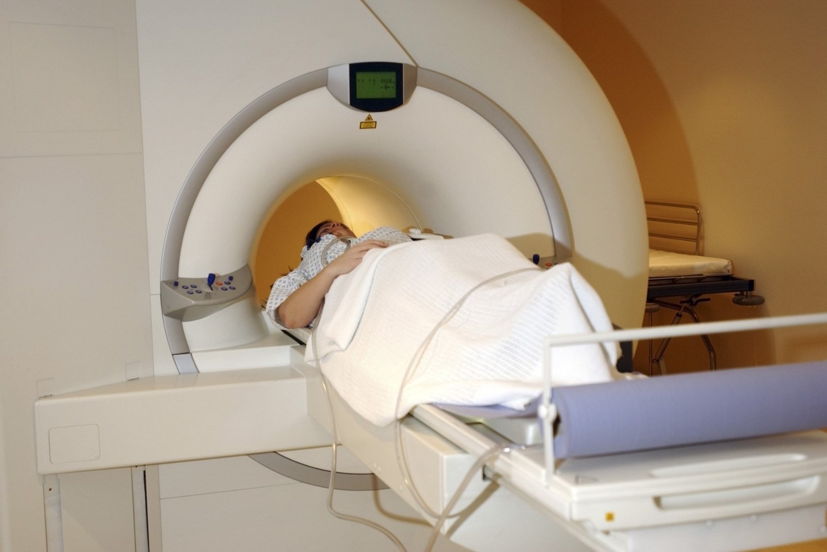 Tartu ülikooli kliinikum unustas patsiendi tundideks MRT-masinasse ja vaikis juhtunu maha